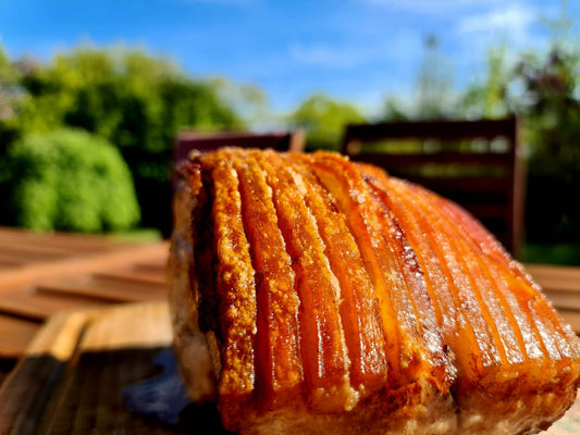 Flæskesteg med det hele, tilberedt på en Kamado-grill