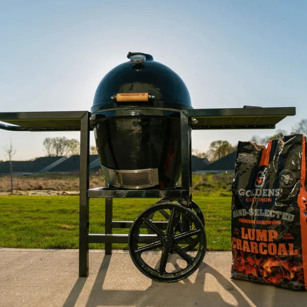 Gjutjärn Kamado med vagn och bordsskivor i stål och allt i utrustning.