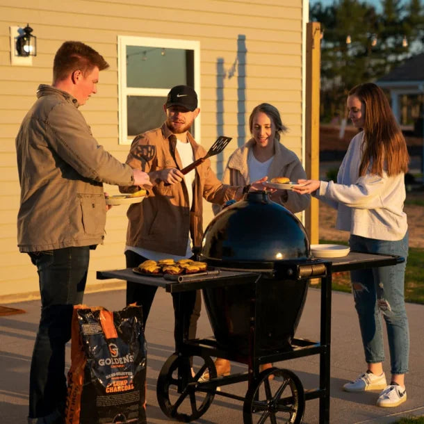 Gjutjärn Kamado med vagn och bordsskivor i stål och allt i utrustning.